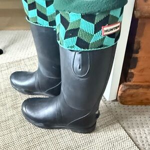 Hunter Insulated Rain Boots. Gently Used. Black. Size 38 or 8 Women’s.